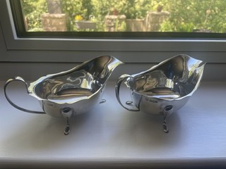 TWO FINE 1911 SOLID SILVER SHEFFIELD HALLMARKED GRAVY/SAUCE BOATS 144grams each
