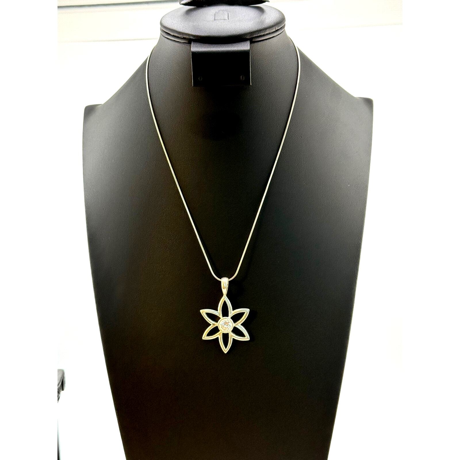 Silpada 925 Sterling Silver Open Flower CZ Pendant Necklace