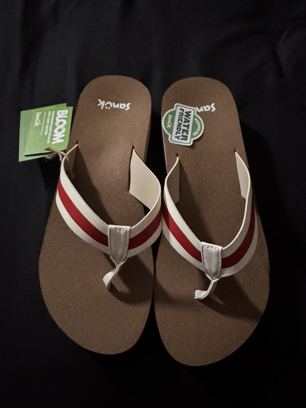 Sanuk Women  Flip Flop brown size 8