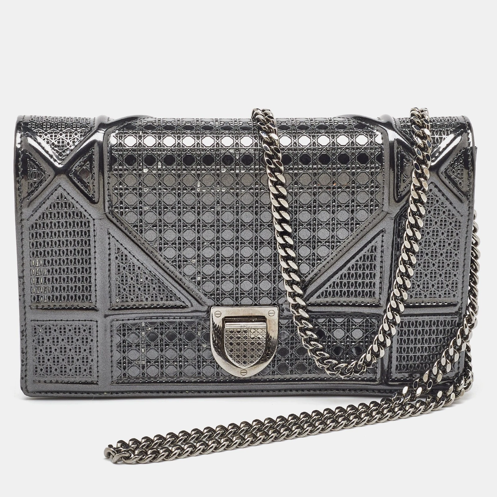 Portefeuille diorama en cuir verni micro cannage gris foncé Dior sur chaîne