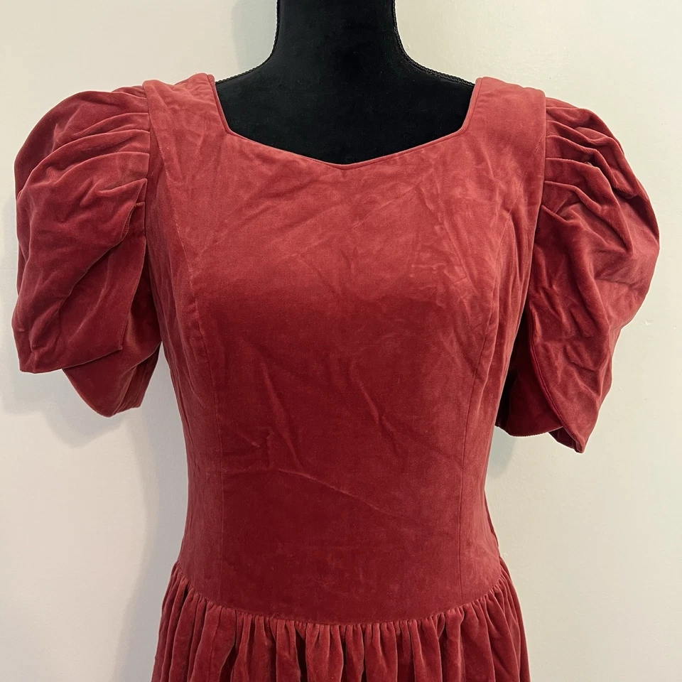 Vestido Laura Ashley Terciopelo Rojo Renacimiento Espalda Abierta Manga Tulipán Talla 14 Foto 3 de 4