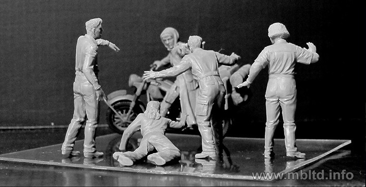 CM35175 1/35 Zombie Hunter - Road to Fre-Not included