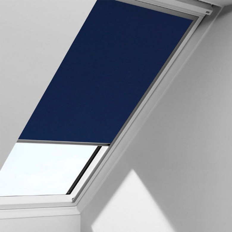 Store VELUX DKL UK04 bleu marine occultation totale et isolation thermique