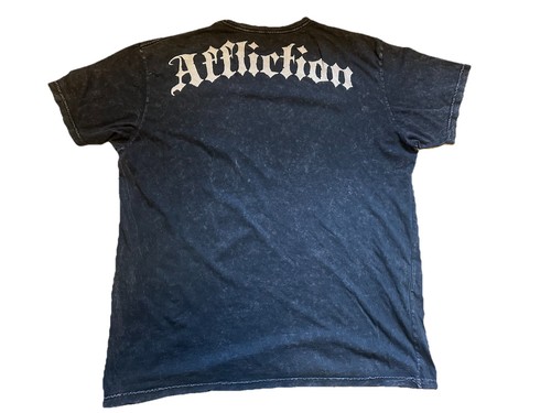 Camiseta Affliction Calavera Rosas Espadas Alas Pecho Golpeado Talla XXL Y2K MMA - Imagen 4 de 6