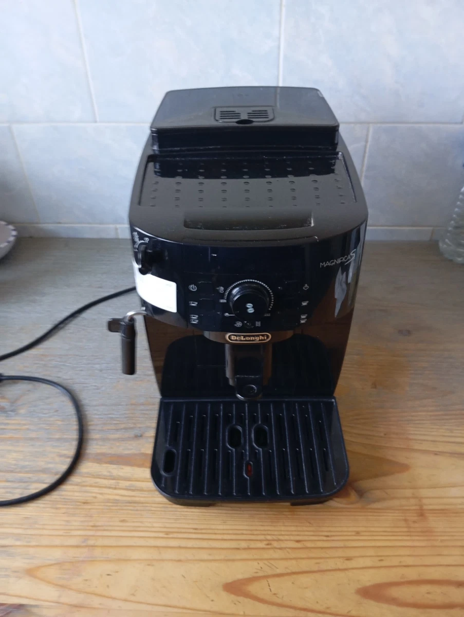 De'Longhi Magnifica ESAM 3000.B Fully Automatic Coffee Machine, Coffee machine