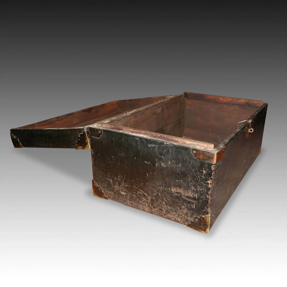 RARO BAÚL ANTIGUO CUERO MADERA LATÓN TIBETANO MUEBLES CHINOS MEDIADOS DEL SIGLO XIX. Foto 2 de 3