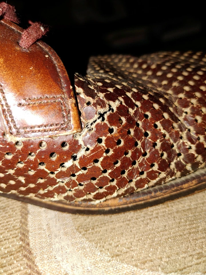 Zapatos de hombre de cuero marrón años 40. Con orificios de aire. Talla 9 Foto 3 de 4