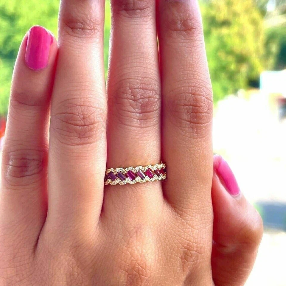 Alianza de boda de rubí rosa simulado corte baguette de 2 quilates enchapado en oro amarillo de 14 k Foto 4 de 4