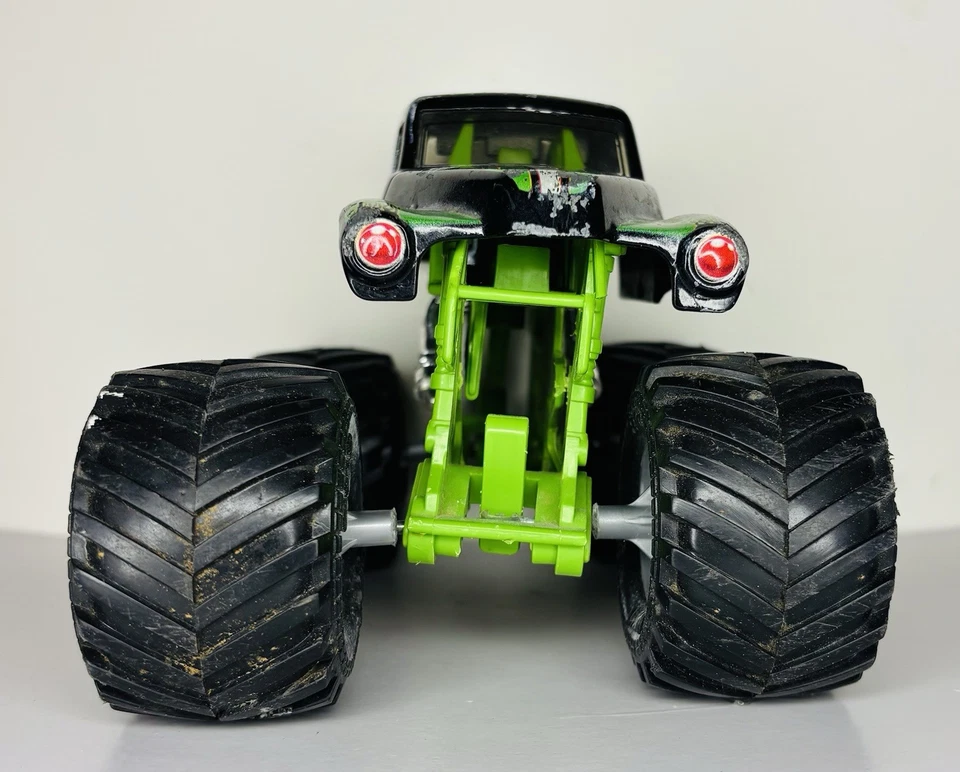 Grave Digger Diecast Bad to the Bone BKT SML 58700 Monster Truck 1/24 - Image 3 of 4