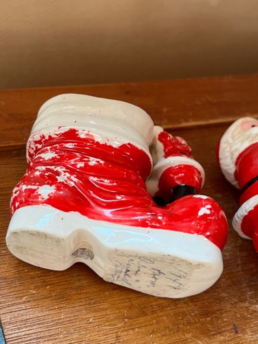 Lotto Stivali Natalizi Vintage Ceramica Rossa e Bianca con Pentola Babbo Natale Giocando Banj - Foto 13 di 16