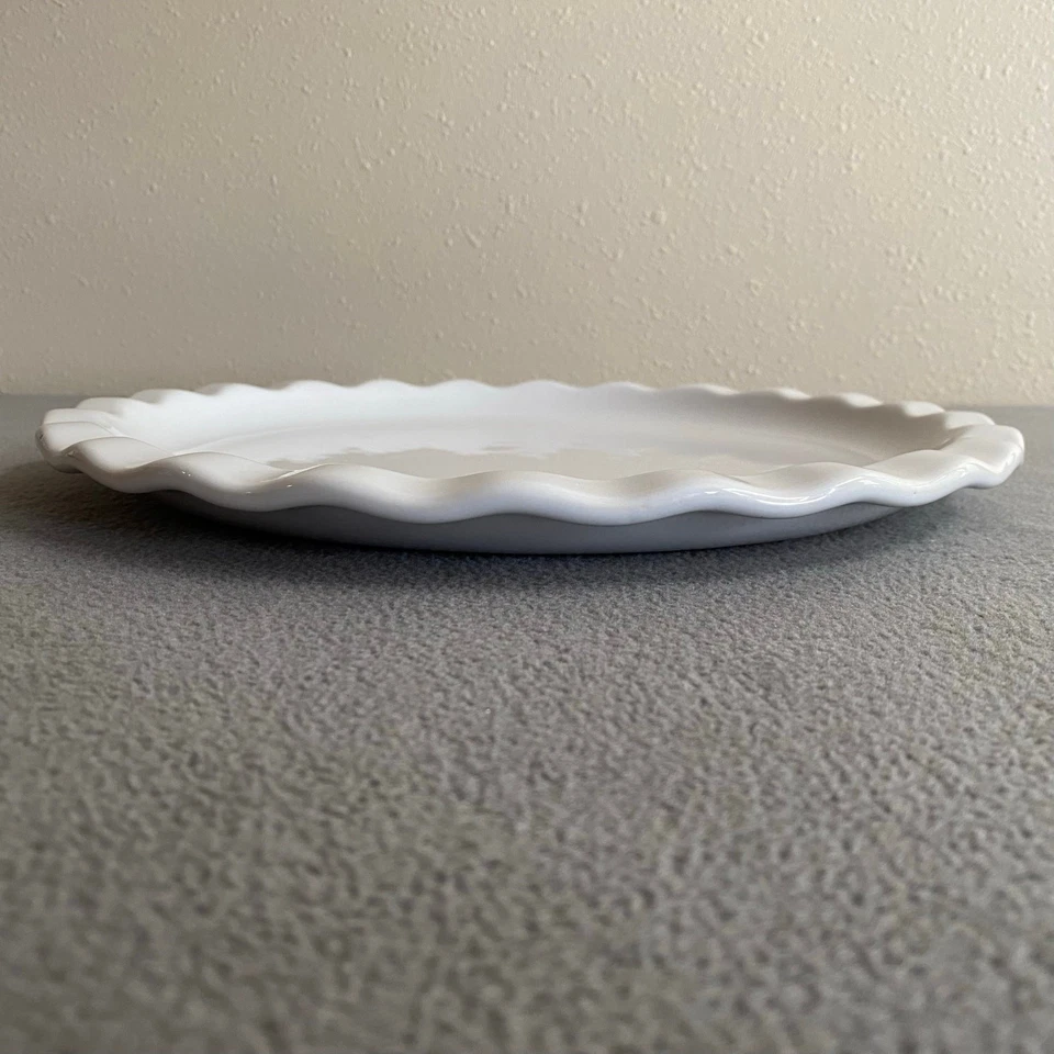 Plato de exhibición francés Emile Henry France 6133 plato de tarta blanco estriado con volantes redondo Foto 4 de 4