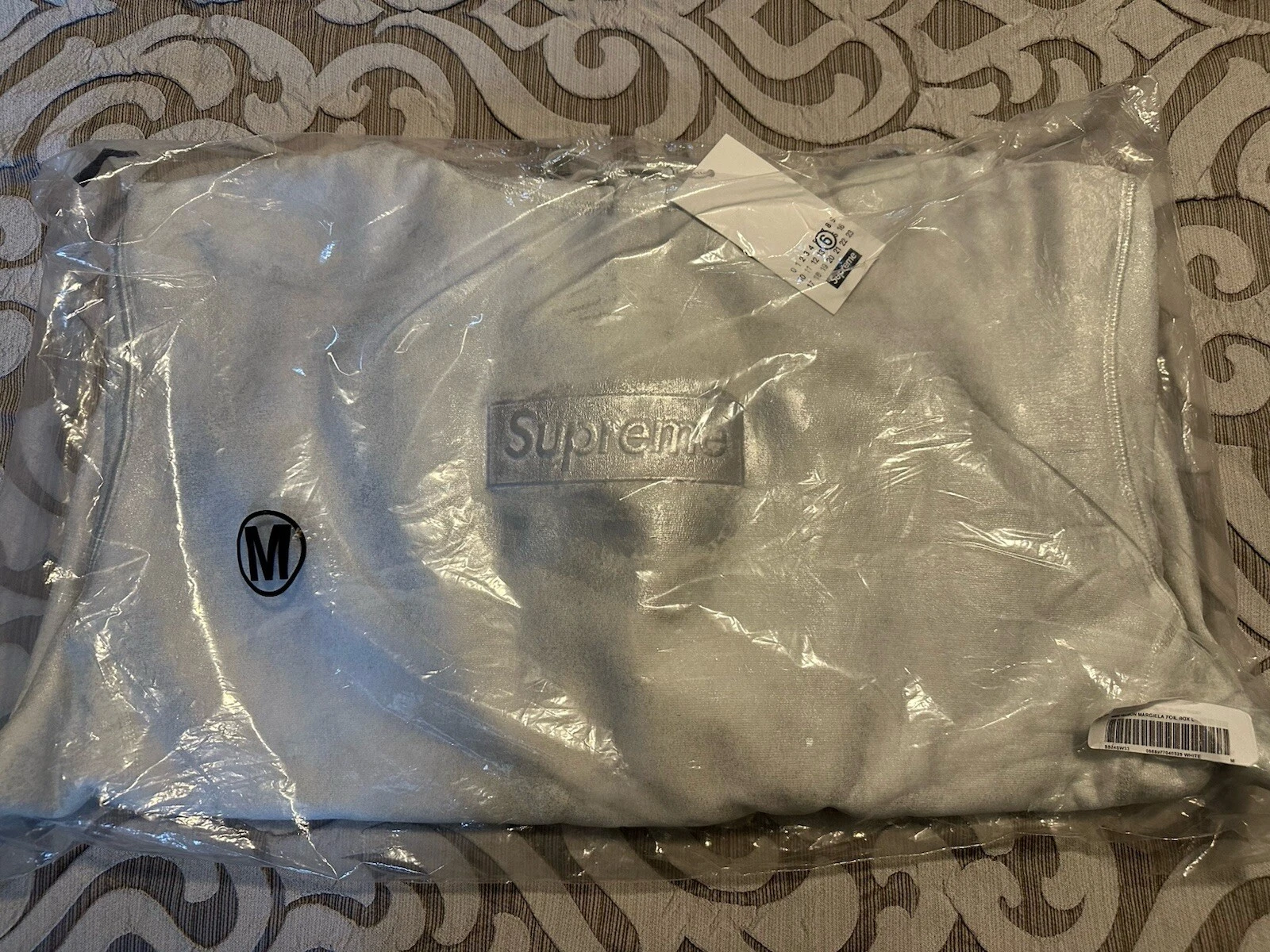 Sweat à capuche Supreme MM6 Maison Margiela Foil Box Logo Blanc Taille M. En main