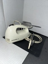 Preowned Hamilton Beach Proctor Silex 5 Hand Held Mixer Model 62515RY White-used