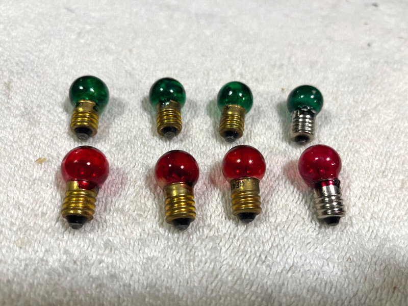 4 RED and 4 GREEN Bulbs for 022 and 112 Switch Controllers
