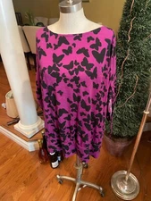 PURE ENERGY Top 4X Purple top w/ Black butterfly pattern . Ruched slvs