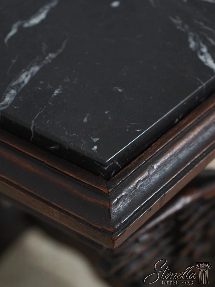 F59842: Mesa auxiliar American Black Forrest tallada en nogal con alas para pájaros Foto 4 de 4