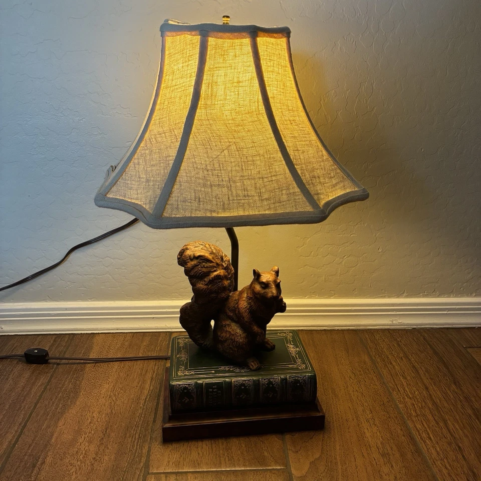 Ardilla rústica en libros lámpara luz Lodge decoración única caprichosa - Hecha en EE. UU. Foto 2 de 4