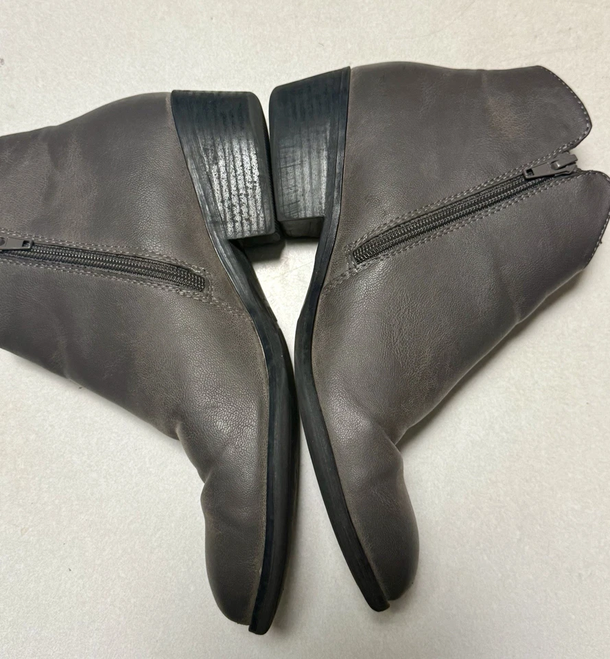 MIA Jaice 踝素食皮革深灰色低跟切尔西靴 8.5 针口音 — 第 3/4 张图片