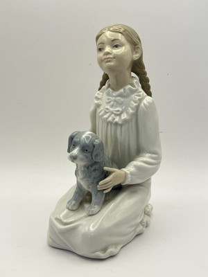 NAO by Lladró Porzellanfigur Mädchen mit Hund-Welpen - Handgefertigt in Spanien