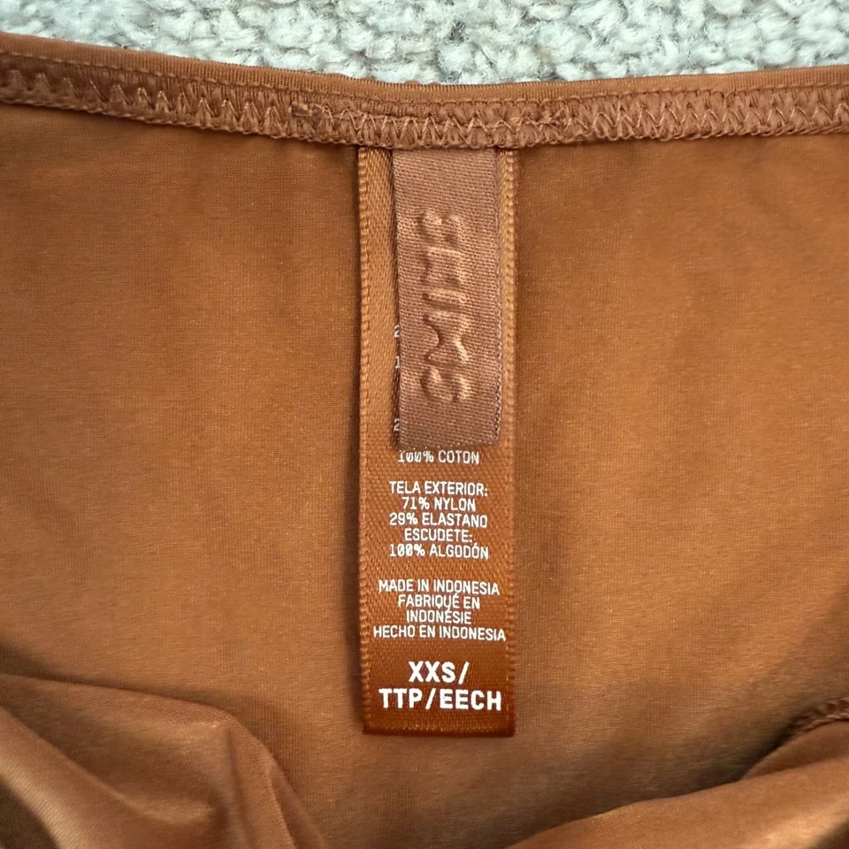 Bragas cortas de bikini elásticas de satén de pierna alta talla XXS bronce SKIMS Foto 2 de 4