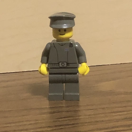 Lego Star Wars - Original Imperial Officer with Yellow Face from Set 7201