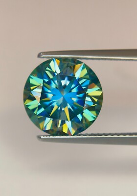 A BEAUTIFUL MOSSANITE 4.91 cts WITH GREAT GREEN BLUE COLOR !!