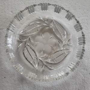 SMALL VINTAGE DECORATIVE GLASS DISH WITH LEAVES / FLOWER MOTIVE