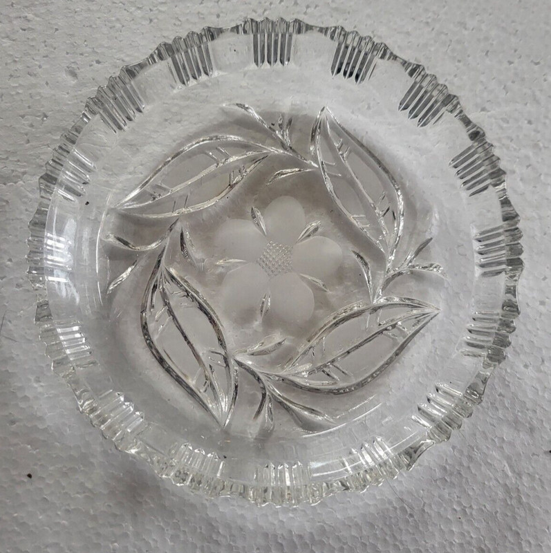 SMALL VINTAGE DECORATIVE GLASS DISH WITH LEAVES / FLOWER MOTIVE