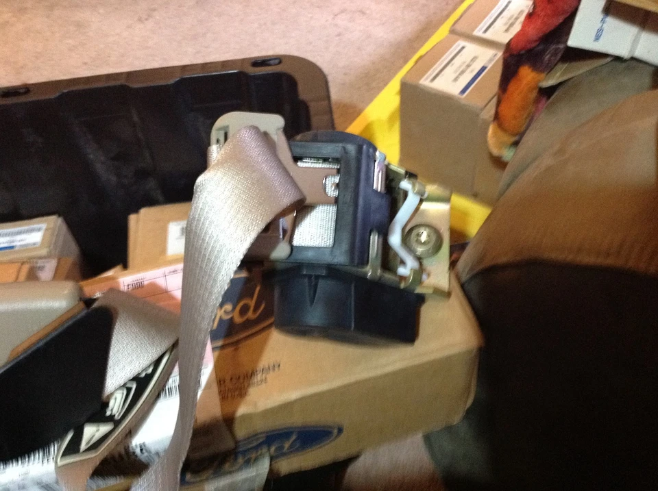 Nuevo OEM 1999 LINCOLN TOWN CAR CINTURÓN DE SEGURIDAD TRASERO DERECHO Y RETRACTOR  Foto 2 de 4