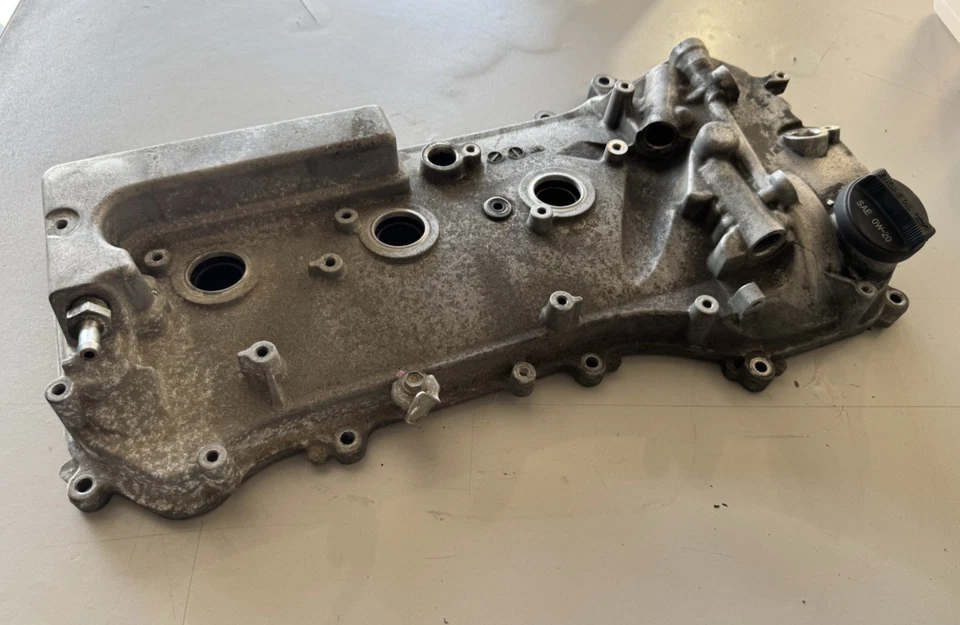 2015 TOYOTA SIENNA 3.5 LEFT VALVE COVER DRIVER SIDE SLUDGE BUILDUP GENUINE OEM - Image 3 of 4