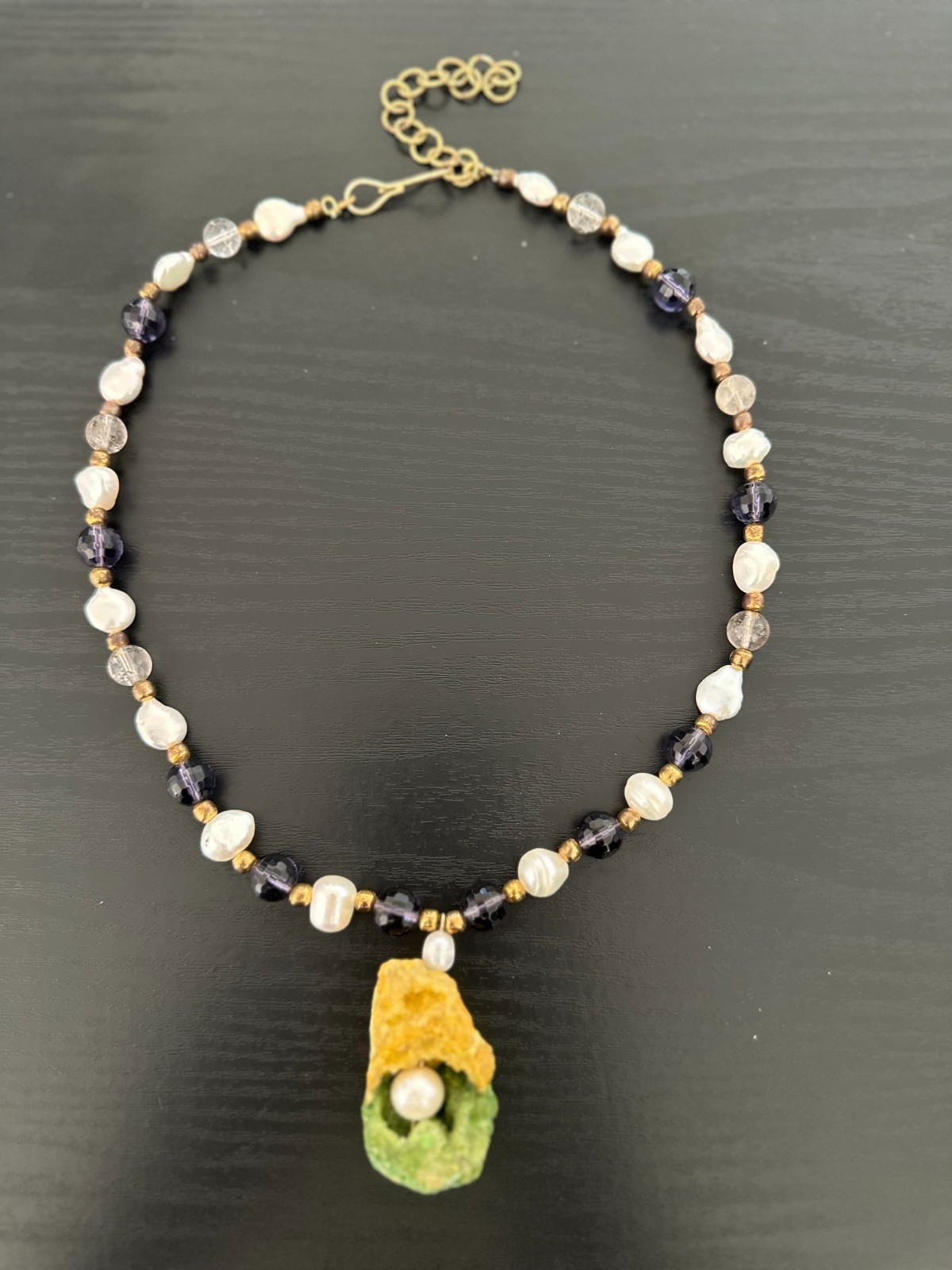 Collier artisanal perles baroques et améthystes : finis les bijoux ternes, osez la pierre brute