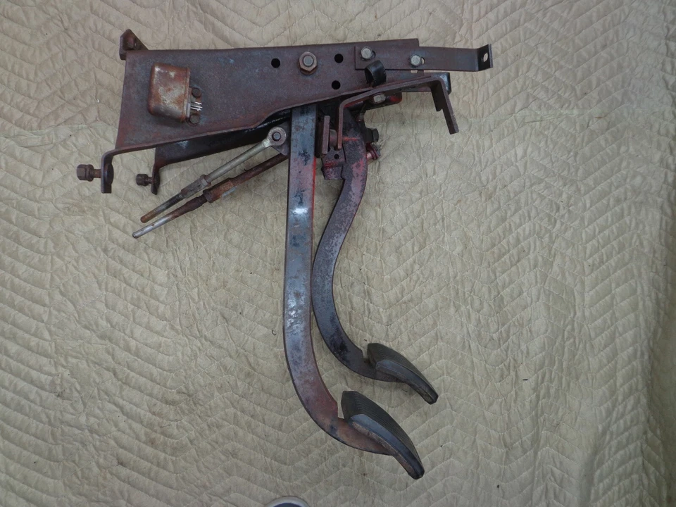 Pedal de freno de embrague International HarvesterTravelall 61-68 62 63 64 65 66 67 IH Foto 2 de 4