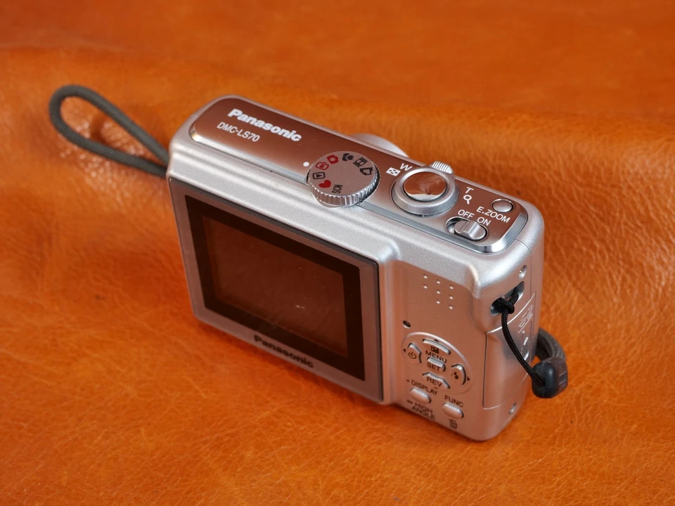 Panasonic Lumix DMC-LS70 Digital Compact Camera 7.2MP Silver, photo 4 of 5