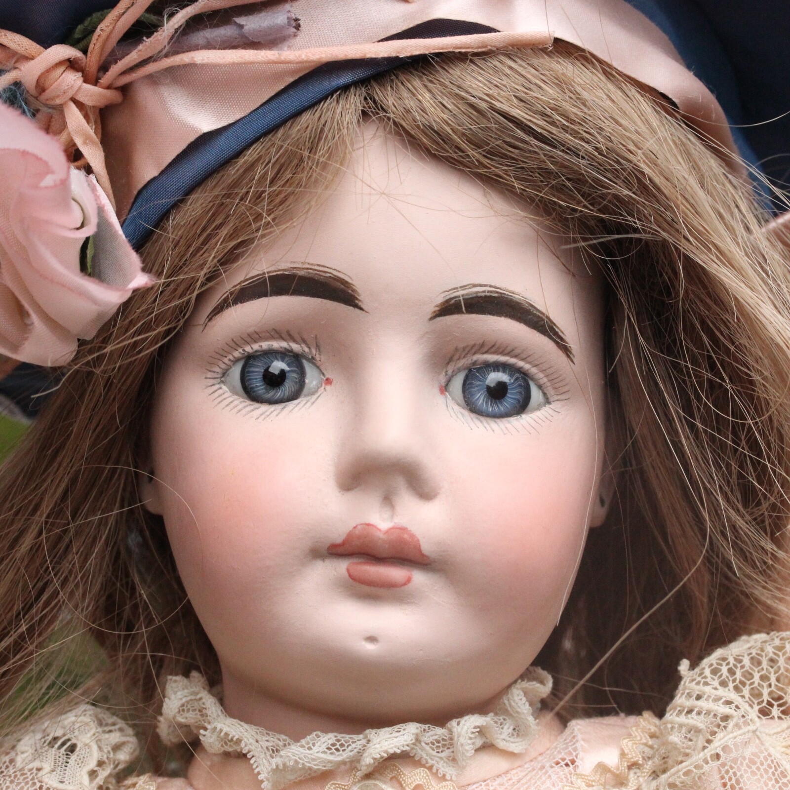 Ancienne rare poupée en porcelaine 1880 avec bouche fermée et robe