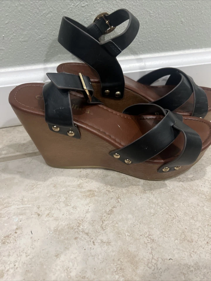 Sandalias de cuña clasificadas para mujer negras entrecruzadas talla 6 con estampado de madera Foto 3 de 4