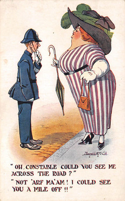 POSTKARTE COMIC DONALD MCGILL FETTE DAME POLIZISTIN AUF DER ANDEREN STRASSENSEITE SEHEN