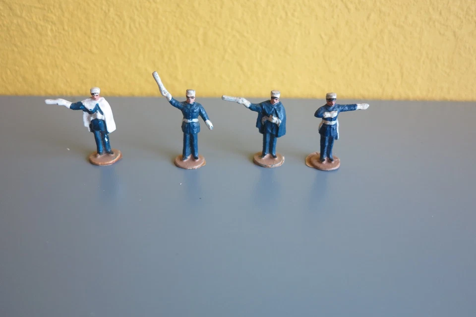 4 anciennes figurines alu police - Photo 1/1