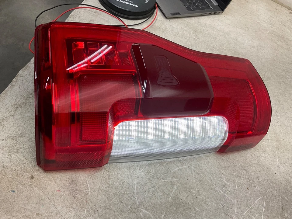 *CRACKS* 2017 2018 2019 Ford F-250 F-350 Passenger LED Taillight W/Blindspot OEM - Image 3 of 4