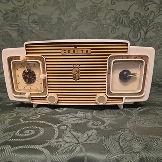 Vtg. Zenith 1952 Model L522W AM Tube Clock Radio Repair parts or display.