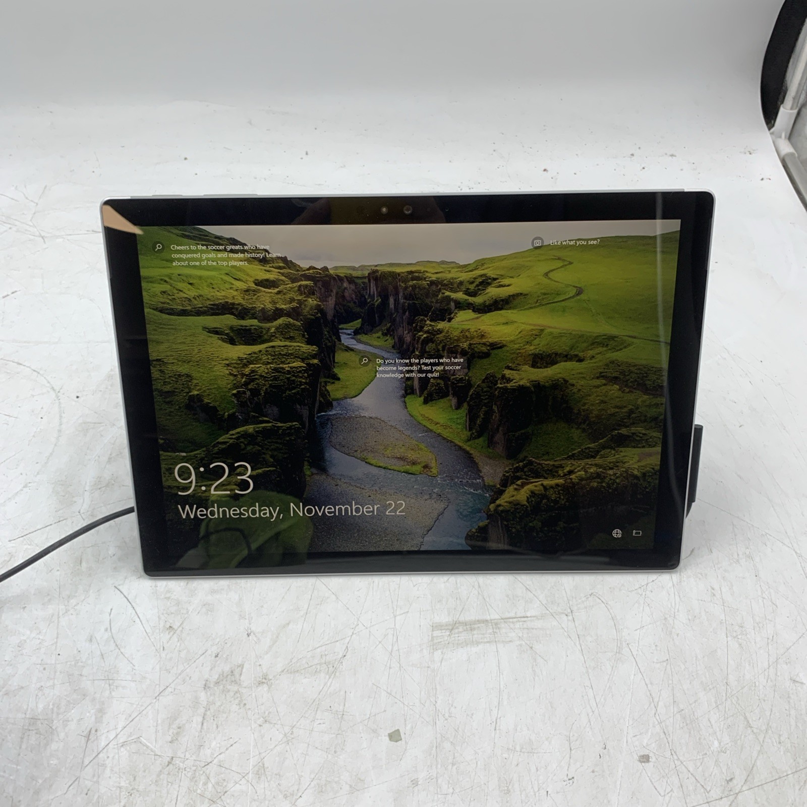 Microsoft Surface Pro 4 1724 i5-6300U 2.4GHz 8GB RAM 256GB 12" Win 10 Pro