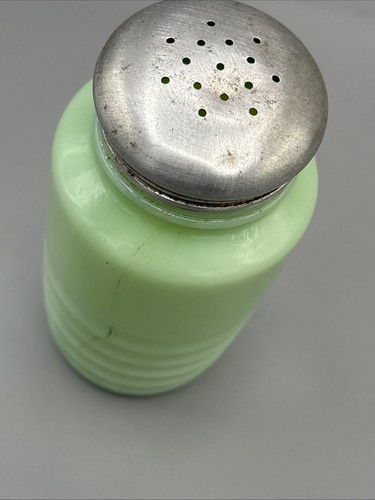Jeanette Glass 4.75” Jadeite Beehive Ribbed Flour Shaker Uranium UV Glow - Picture 4 of 5