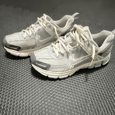 Nike White Gray Mesh Lace Up Athletic Running Shoes  display picture 2