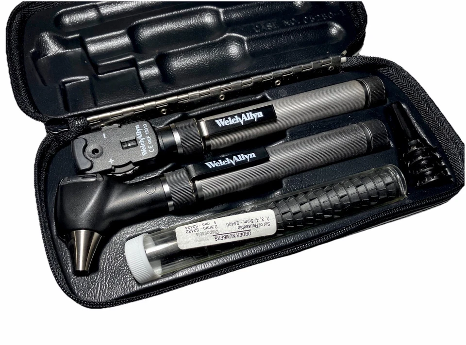 Otoscopio de bolsillo Welch Allyn 22822 con mango “AA” y estuche rígido + cabezal 13000 Foto 4 de 4