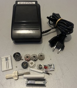 Pfaff 1020 Nähmaschine mit Fuß + Zubehö #35