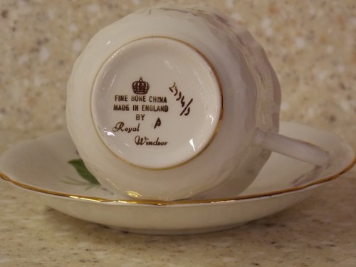 "ROYAL WINDSOR" FINE BONE CHINA! PURPLE FLOWERS TEA CUP & SAUCER! GREAT SHAPE! - Picture 6 of 6