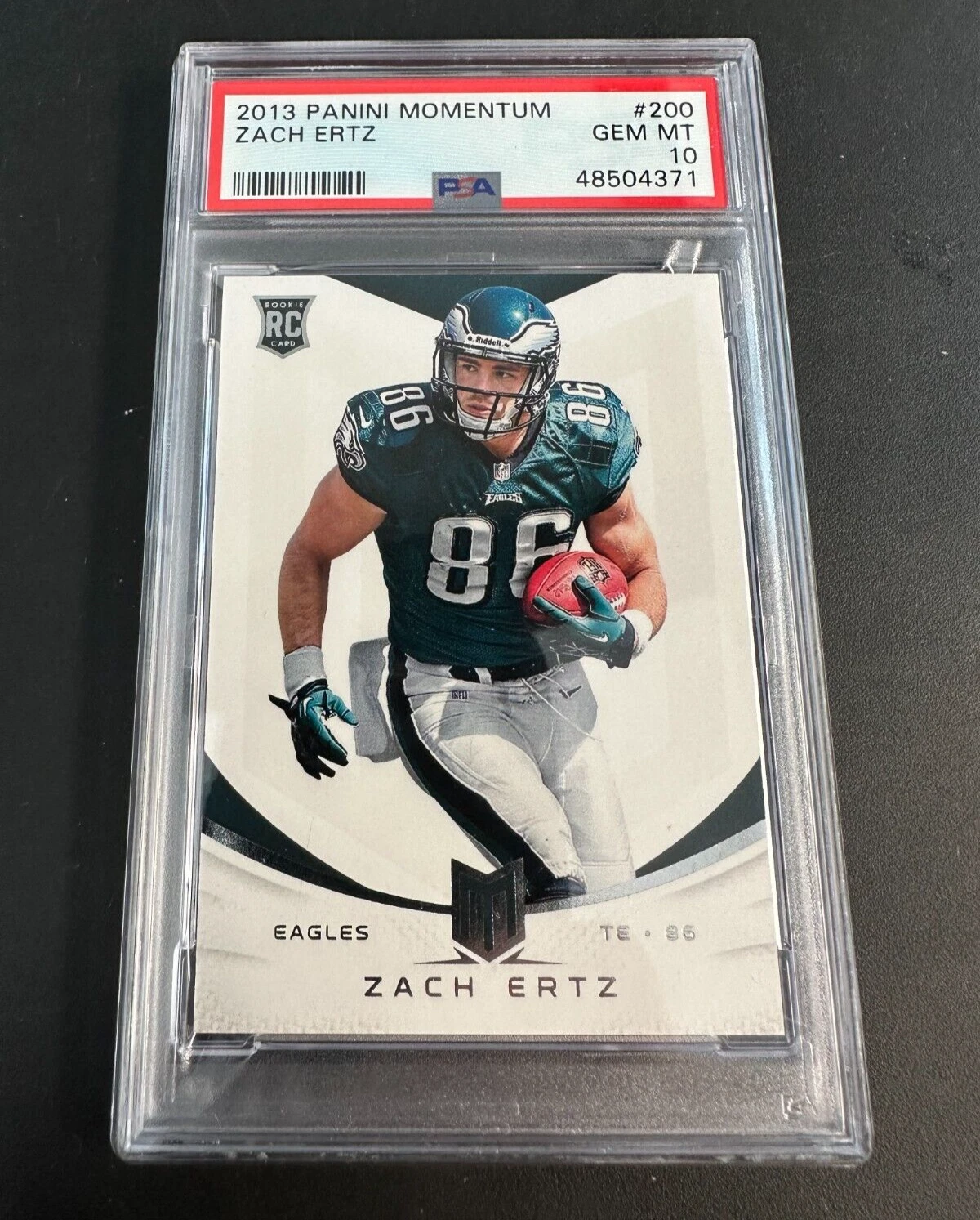 Zach Ertz Panini Momentum #200 Base