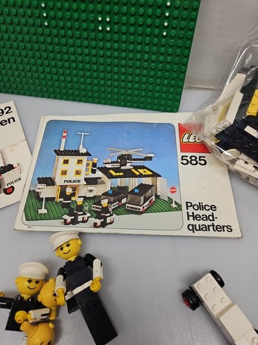 1970's Lego 585 Police Headquarters and 192 Policemen w/ instructions Incomplete - Picture 10 of 13