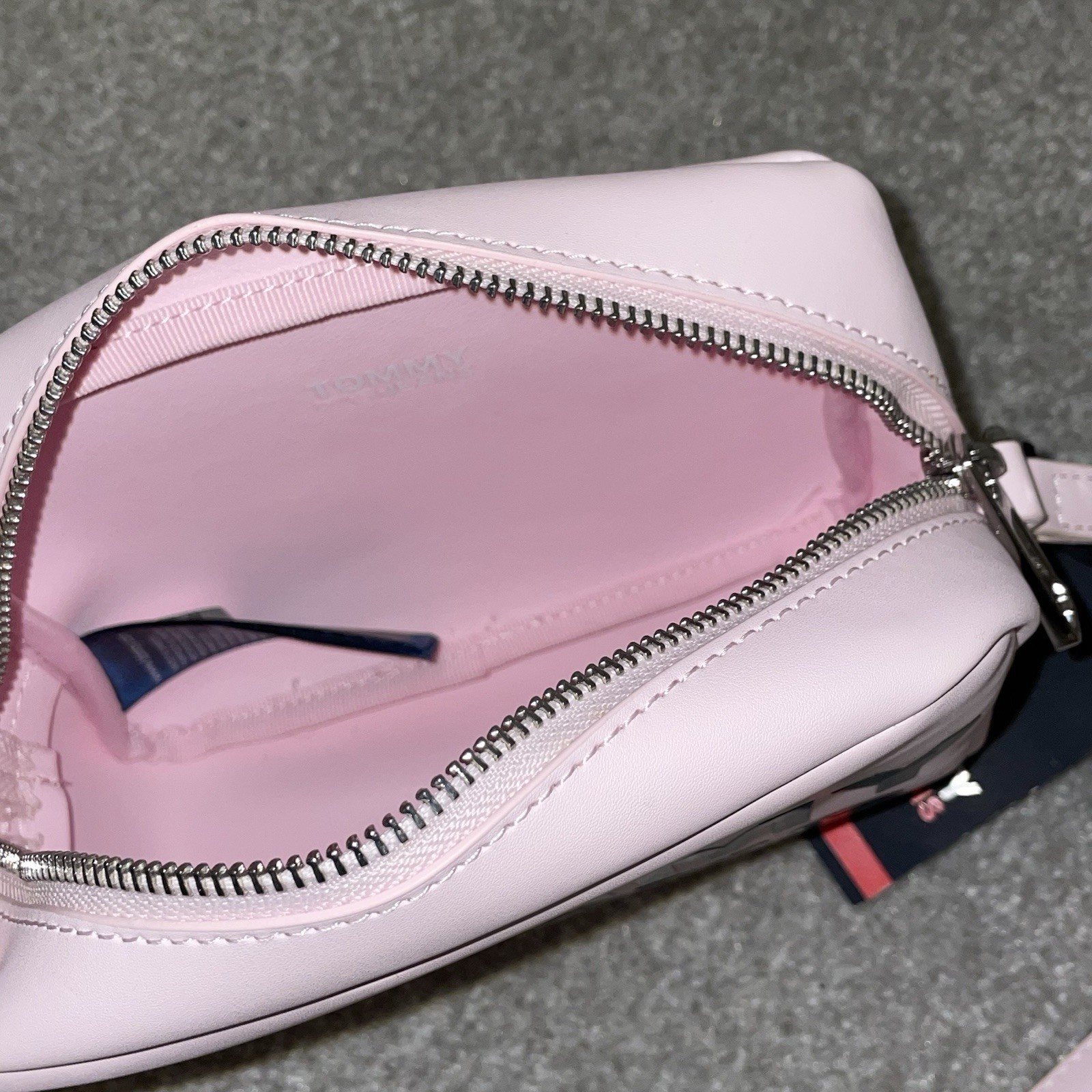 Tommy Jeans Logo Pink Crossbody Bag. New With Tags. RRP £80. image 2