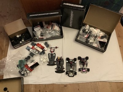 Robitronic Scalpel Rennstall mit Teilen und Reifen