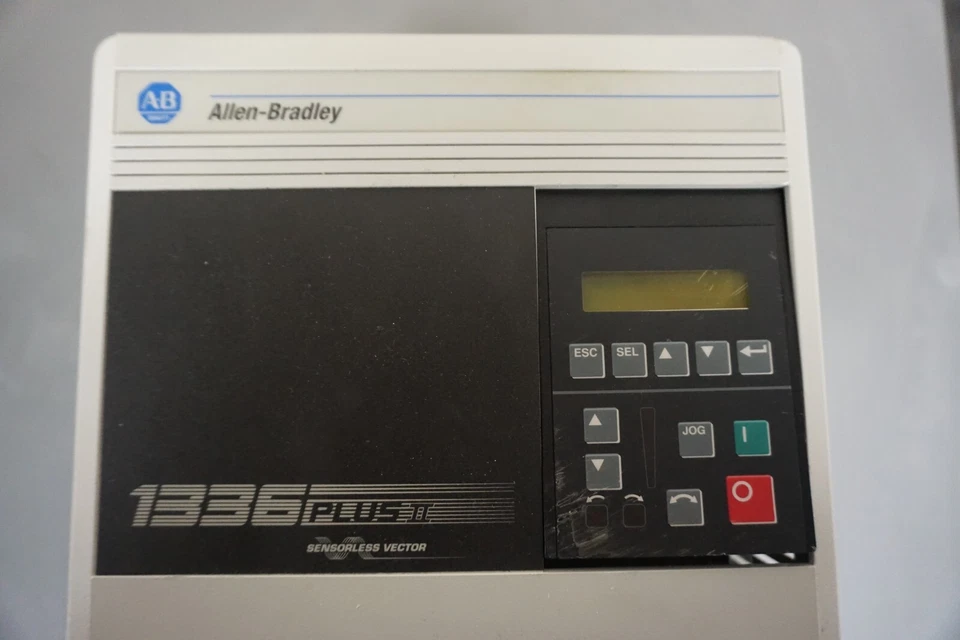 Allen-Bradley 1336 Plus II accionamiento de CA con teclado usado; código de falla F009 con contratista Foto 2 de 4